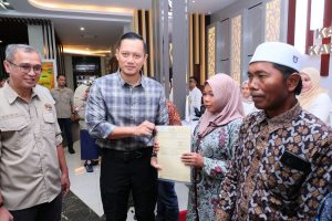 Pertama Kalinya Diterapkan di Kalbar, Sertipikat Tanah Elektronik Diserahkan Menteri AHY di Kubu Raya