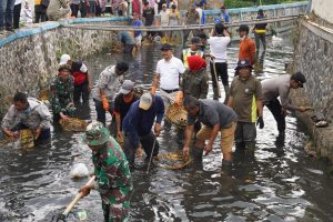 Hari Lingkungan Hidup Sedunia: Pj Bupati Garut Pimpin Aksi Bersih Sungai Cikendi