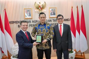 Menteri AHY Terima Penghargaan Tokoh Pendorong Investasi dalam Negeri Melalui Reforma Agraria dan Pemberantasan Mafia Tanah