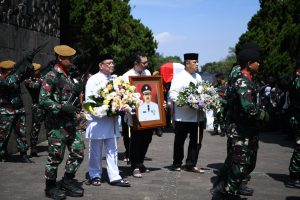 Gubernur Jawa Barat Dua Periode 1993−2003 HR Nuriana Dimakamkan di Taman Makam Pahlawan Cikutra