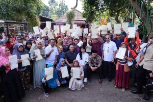 Bukti Program PTSL Berjalan Baik di Jawa Tengah, Menteri AHY Antar Langsung Sertipikat ke Rumah Masyarakat