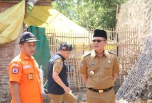 Kunjungi Korban Longsor di Pacet Bandung, Bupati Dadang Supriatna Himbau Warga di Dataran Tinggi Agar Selalu Waspada