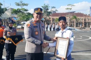 Siswa di Tasikmalaya Selamatkan Sang Saka Merah Putih Saat Pengibaran Bendera HUT RI Ke-79, Kapolres : Reza Jadi Contoh Teladan dalam Menjaga Kehormatan Bangsa