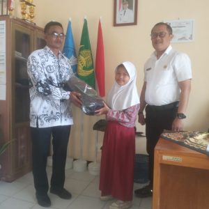 Korwil Sukaresmi Distribusikan Bantuan Alat-alat Sekolah dari Disdik Garut