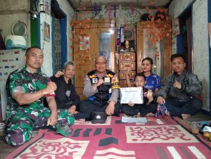 Bhabinkamtibmas dan Babinsa di Sukahati Cilawu Garut Sambangi Rumah Ganjar, Peraih Juara 1 Kejuaraan Pencak Silat Kapolri Cup Ke-2