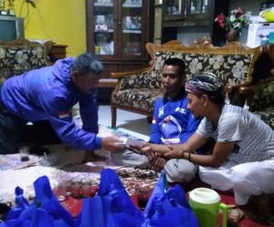 Anggota Fraksi Demokrat DPRD Garut Endang Saepudin, Kunjungi dan Berikan Bantuan kepada Korban Kebakaran di Sukawening