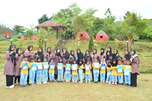 Pembagian Raport di Wahana Wisata, Pimpinan PAUD Ar Robbaniyah Mekarjaya Sukaresmi Garut : Refresh Otak Siswa Hadapi Tahun 2025