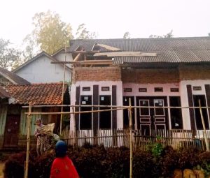 Diterjang Angin Kencang, Di Mekarjaya Sukaresmi Garut Atap Rumah Warga Hancur dan Pohon Tumbang Menutup Jalan Desa