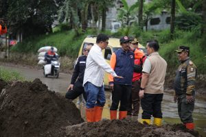 Tinjau Lokasi Banjir, Bupati Garut Pastikan Upaya Penanggulangan Berkelanjutan