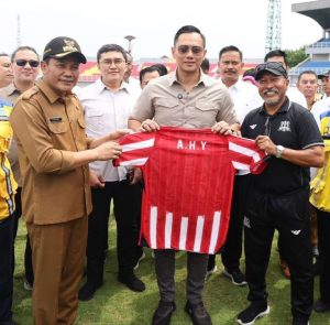 Dampingi Presiden Resmikan 17 Stadion, Menko AHY Ajak Pemda Bersinergi Kelola Secara Baik
