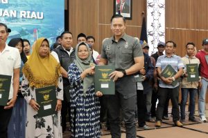 Serahkan Sertipikat Tanah untuk Warga Rempang, Menko AHY: Pengembangan Kawasan Transmigrasi dan Penguatan Ekonomi Lokal