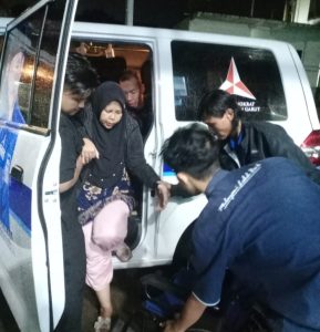Tim Emergency Medis Ambulance DPC Demokrat Garut, Sigap Bantu Warga Kadungora Ke Rumah Sakit
