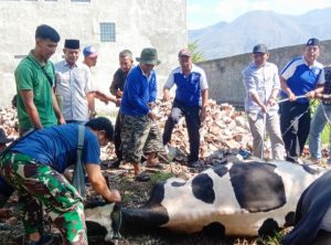 Bersama Anggota Fraksi, DPC Demokrat Garut Potong Hewan Qurban Sapi dan Domba