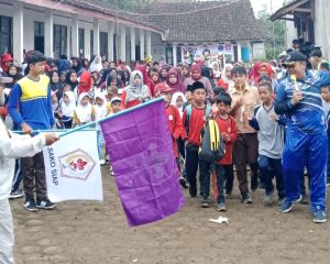 Momentum HUT Ke-80 RI, Ratusan Siswa di SD Negeri Mekarjaya Sukaresmi Gelar Jalan Sehat