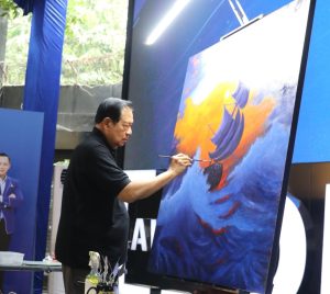 Rayakan HUT ke-24, SBY Serahkan Lukisan ‘Only The Strong’ Kepada Kader Demokrat